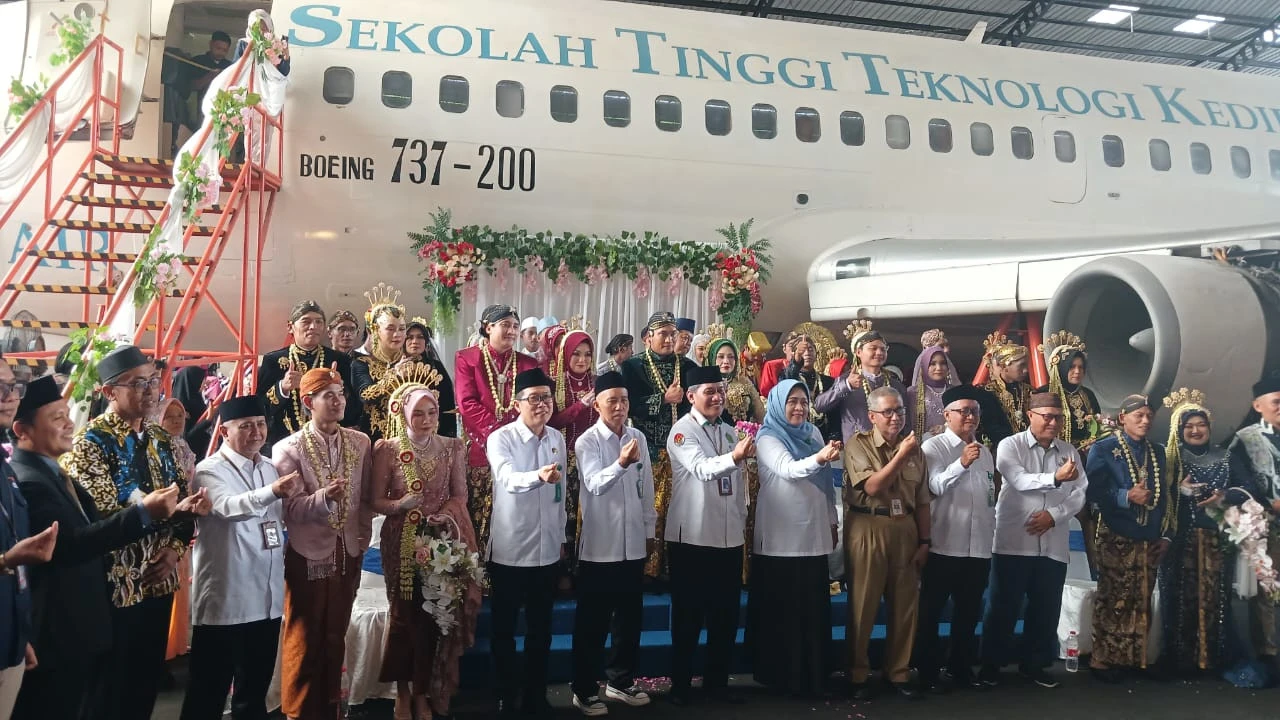 20 Pasangan Pengantin Nikah Gratis di dalam Pesawat
