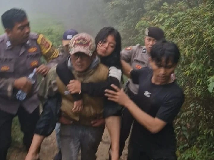 Polisi Evakuasi Wisatawan yang Hipotermia saat Mendaki Sunan Ibu Kawah Putih Ciwidey