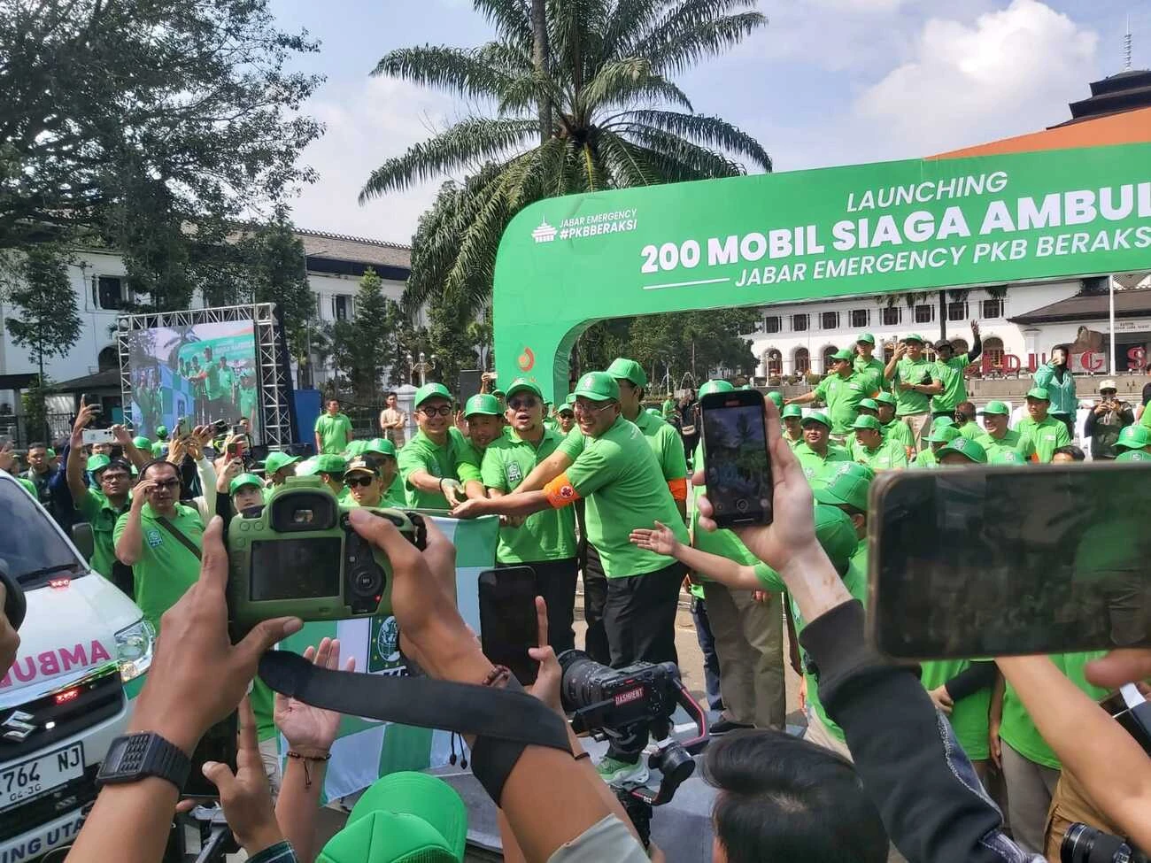 Hore! Warga Jabar Dapat Bantuan 200 Ambulans Gratis