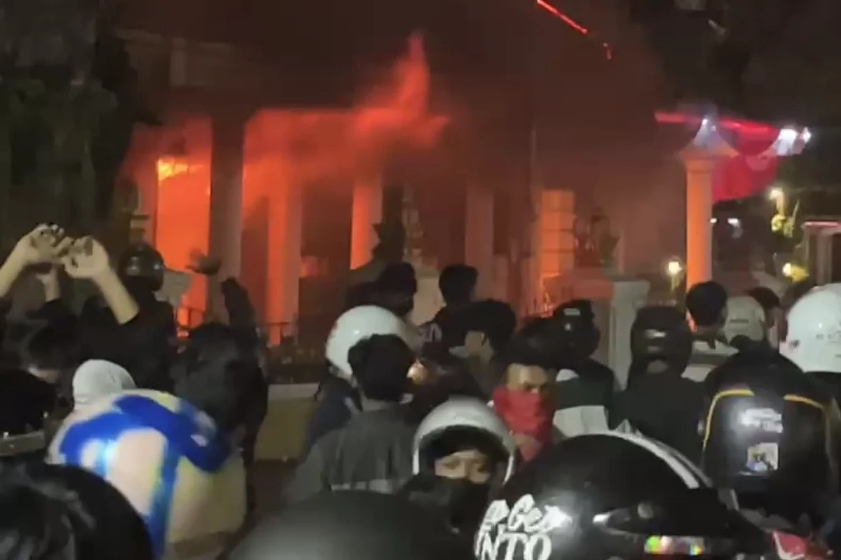Khofifah Janji Bebaskan Massa Aksi yang Ditahan, Pedemo Tak Puas Berujung Ricuh