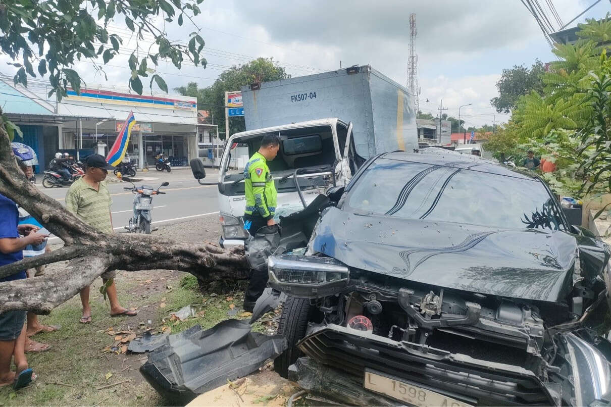 Hilang Kendali, Truk Tabrak Pohon & Minibus Sedang Parkir di Madiun