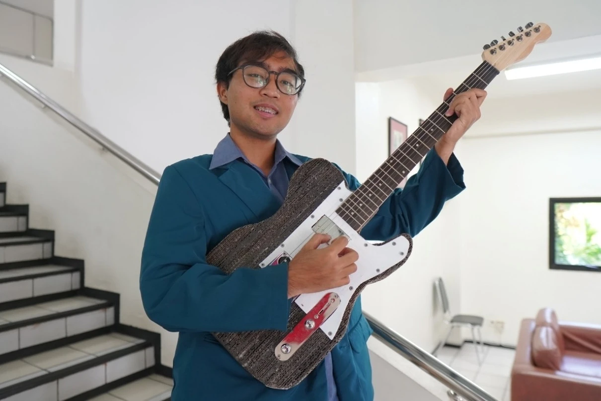 Anti-Mainstream, Mahasiswa Ubaya Ciptakan Gitar Listrik dari Kardus
