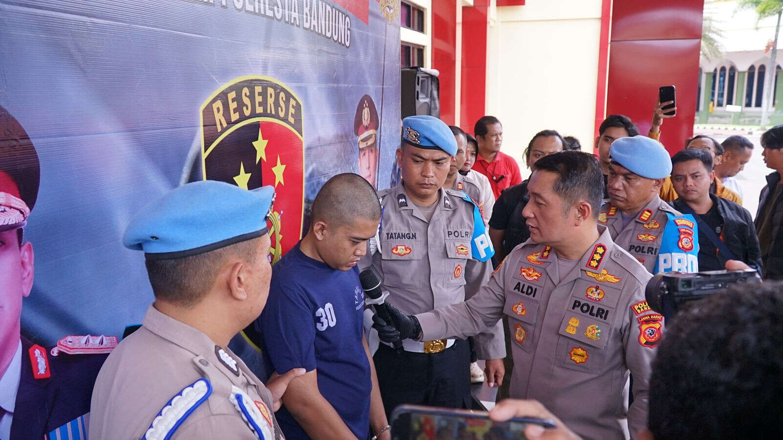 Ambisi Menguasai Harta, Pria di Bandung Tega Bunuh Saudara Sendiri 51 Tusukan