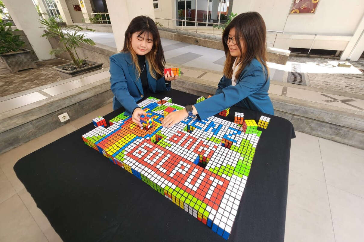 Mahasiswa Ubaya Susun Rubik Berisi Tulisan Pengingat Gen Z Agar Tak Golput