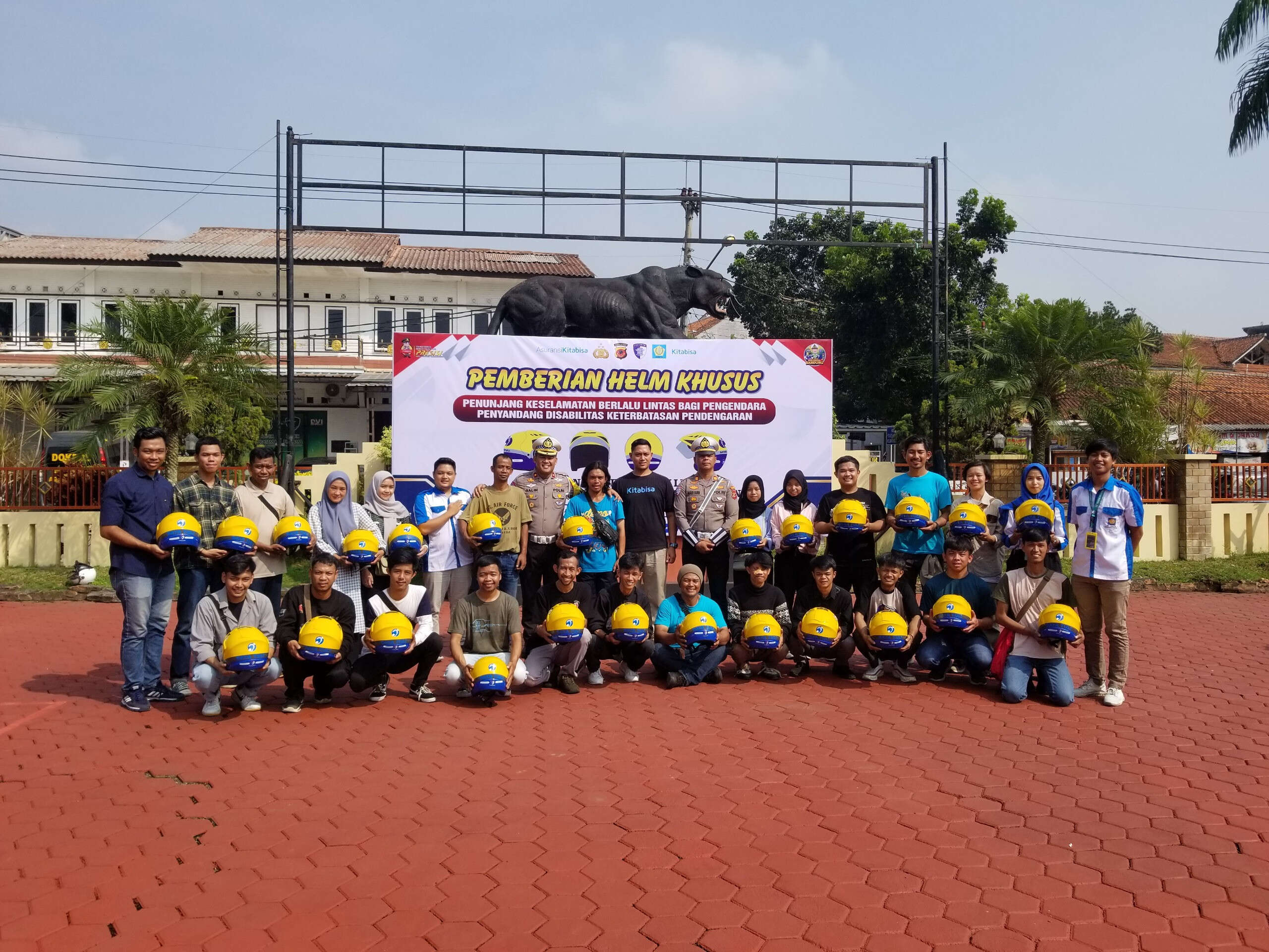 Polresta Bandung dan Kitabisa Bagikan 100 Helm Khusus Kawan Tuli