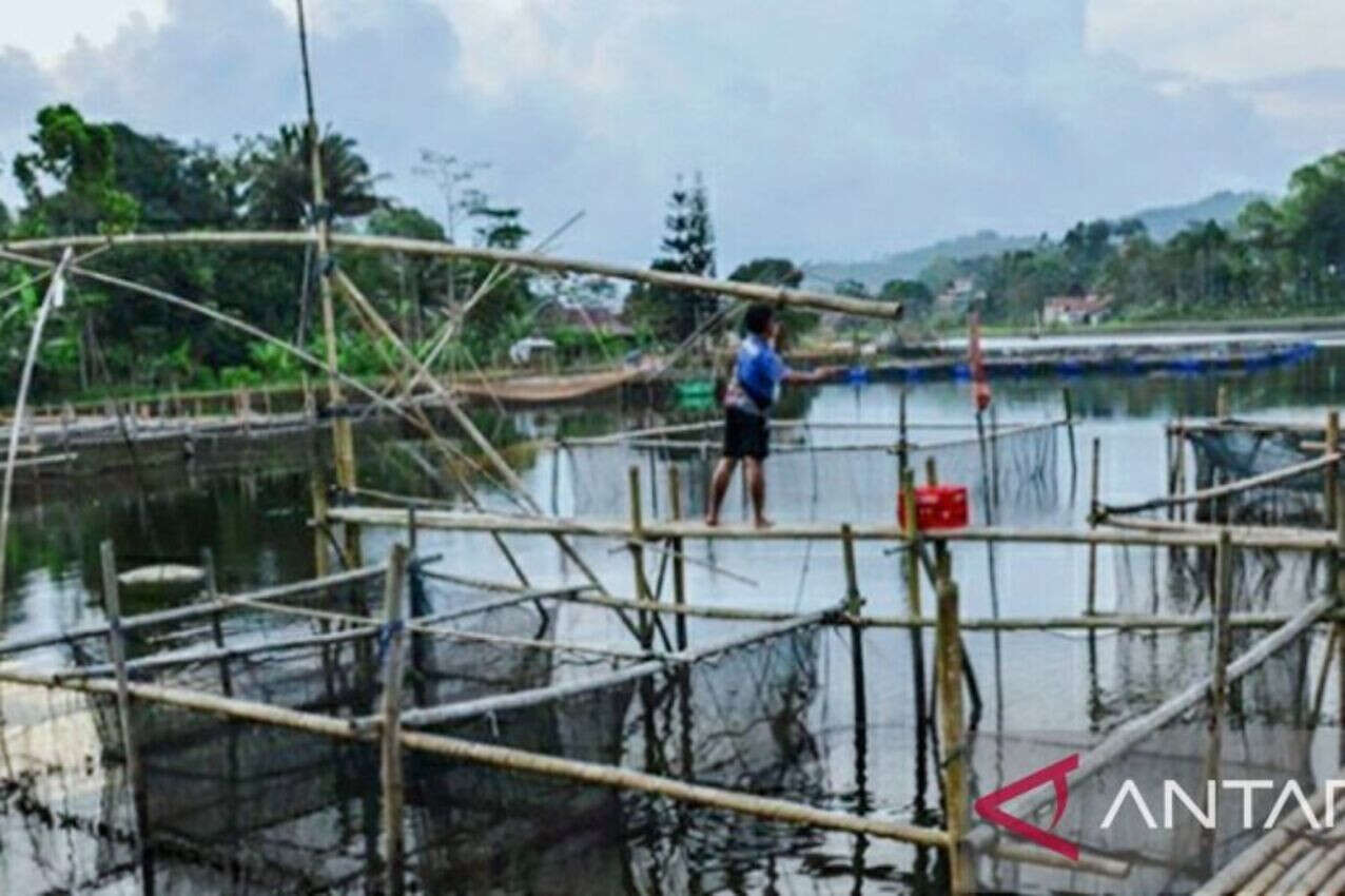 Bupati Aep Syaepuloh Minta Tambahan Pupuk Subsidi untuk Petambak di Karawang