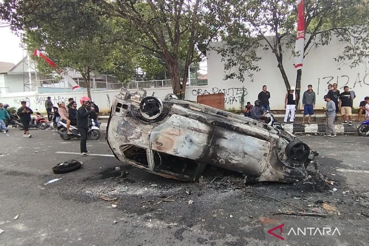 Kerusuhan Demo Pelengseran Bupati Pati: Gas Air Mata, Mobil Terbakar & Kantor Dirusak