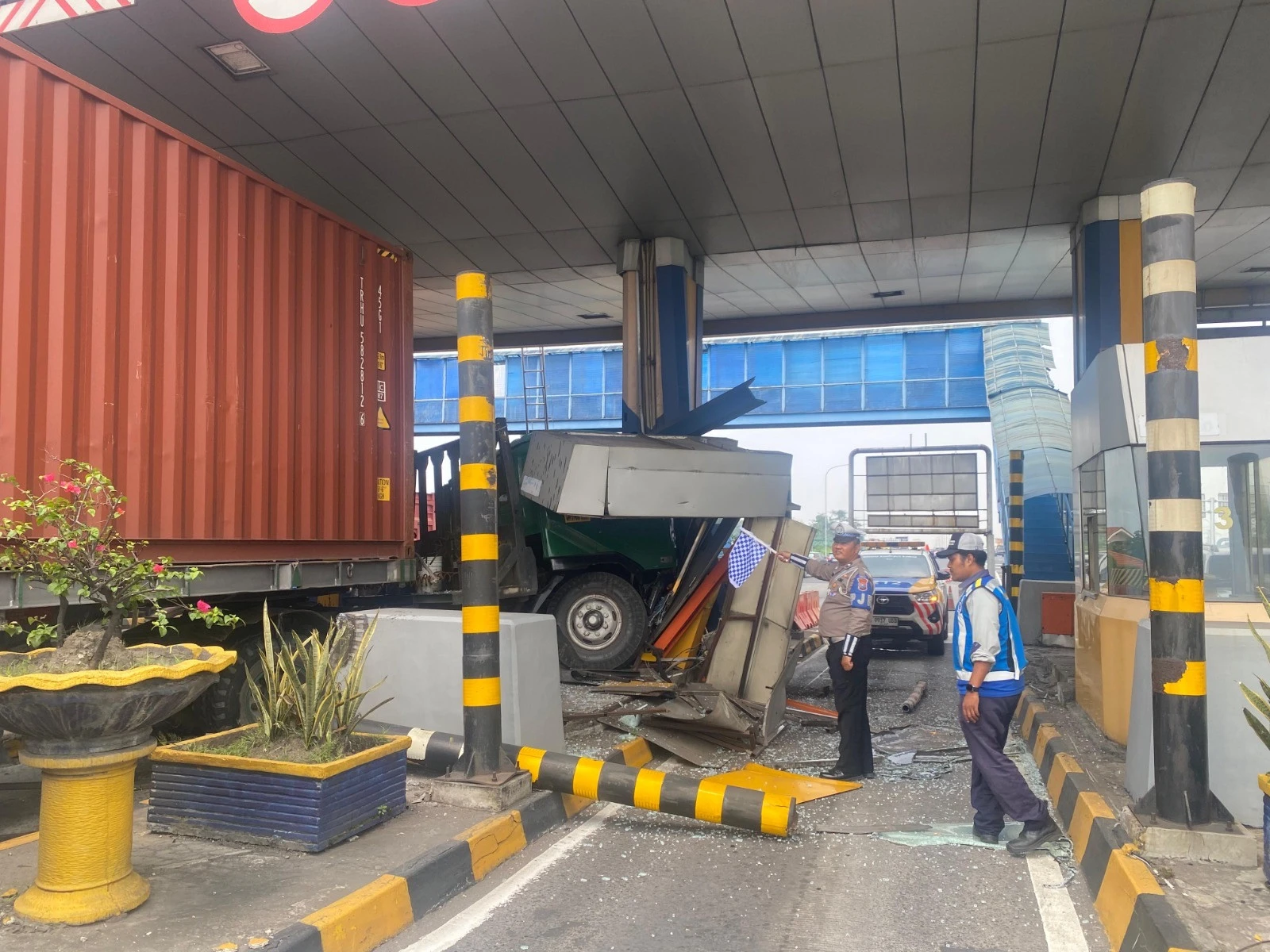 Zubaidi Azis Mengantuk, Gerbang Tol Waru pun Hancur