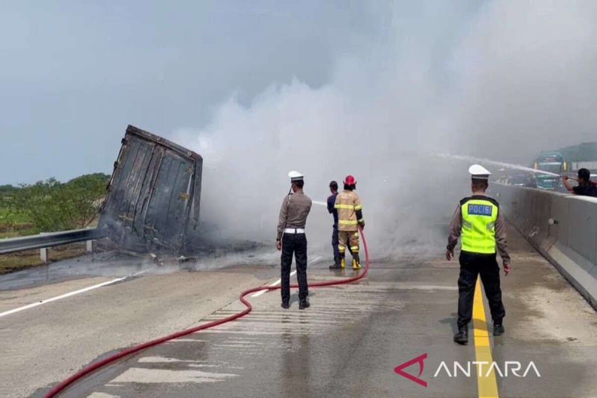 Truk Terbakar di Tol Batang: Ban Pecah, Api Membesar, Muatan Plastik Ludes