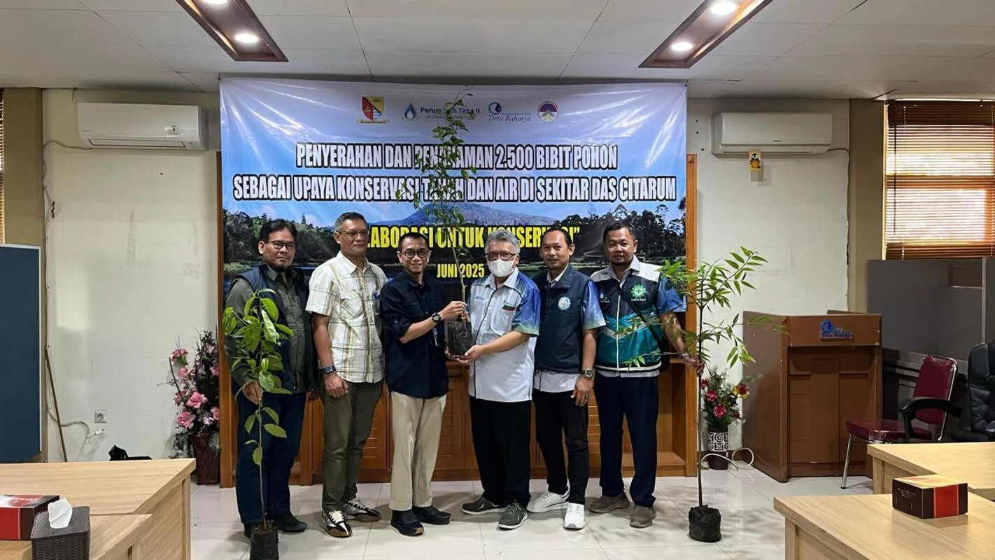 Perum Jasa Tirta II Serahkan 2.500 Bibit untuk Konservasi DAS Citarum