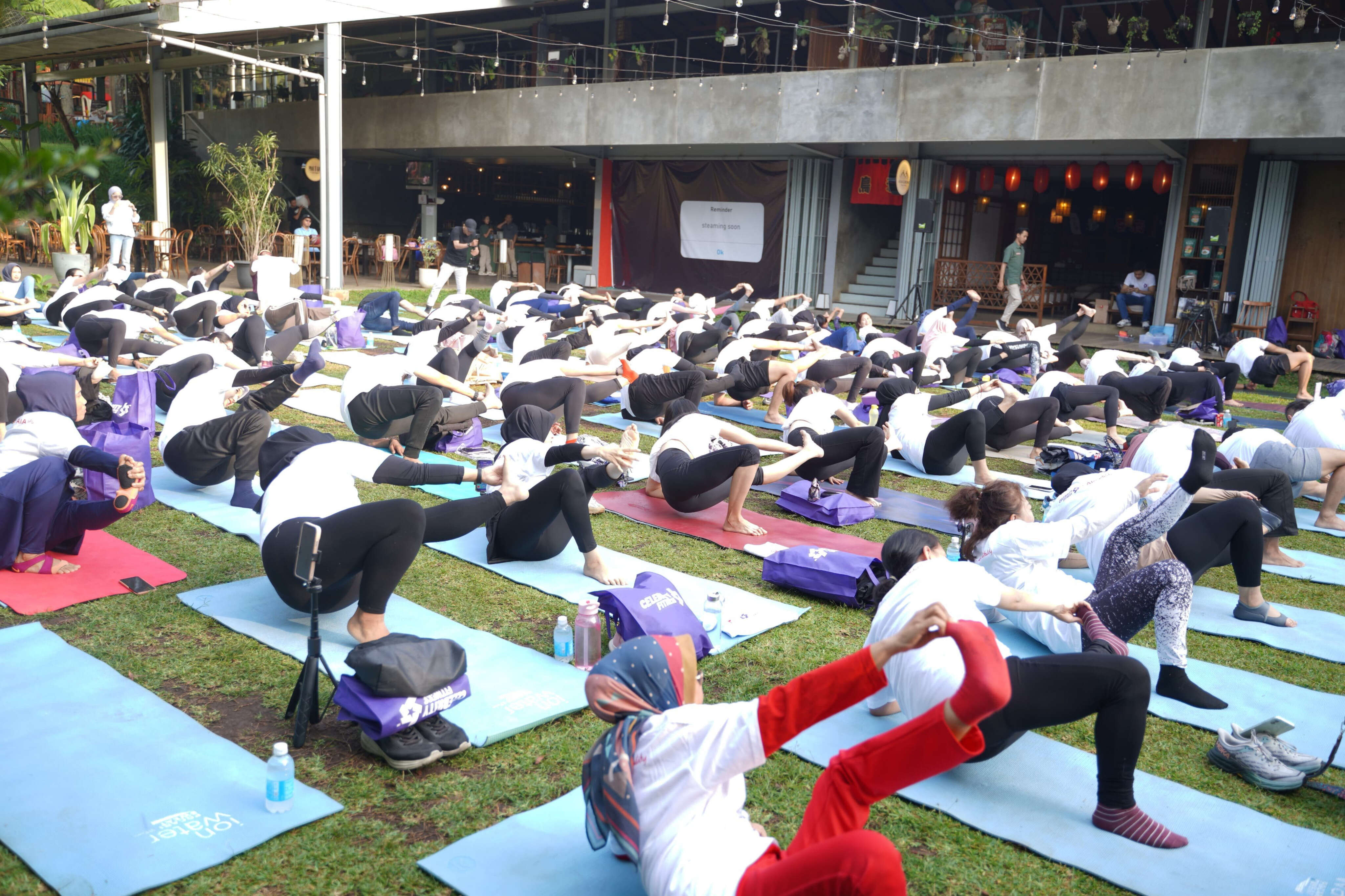 Celebrity Fitness Indonesia Rayakan WWW 2024 Melalui Yoga In The Park