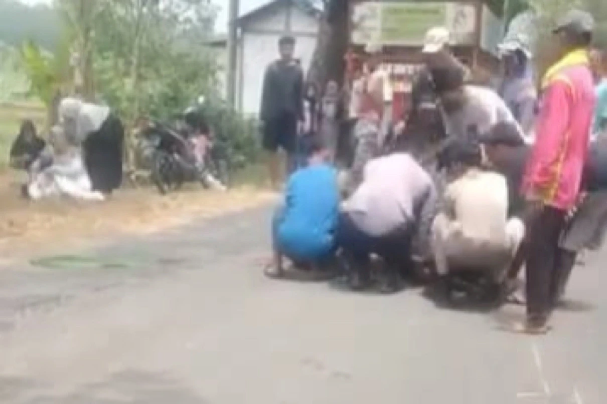 Selendang Nyangkut ke Rantai Motor, Pasutri di Ngawi Tewas Tertabrak Truk