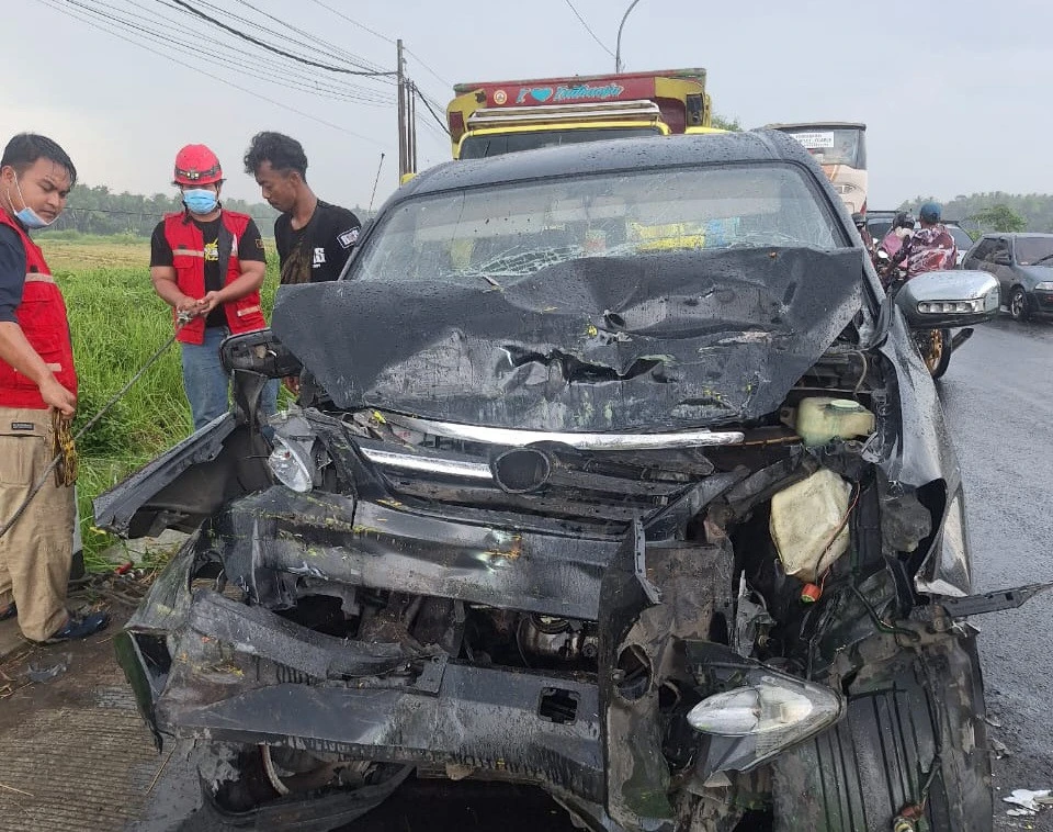 Tabrakan dengan Truk, Minibus di Kulon Progo Ringsek