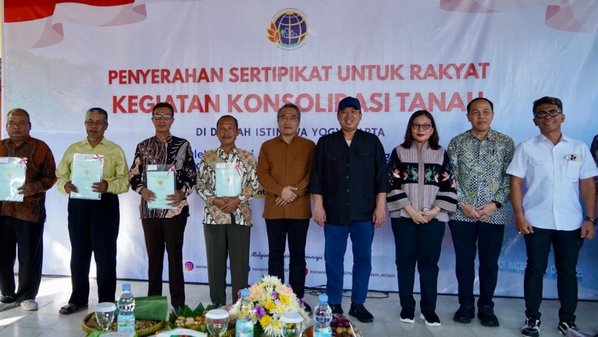 Menteri ATR Serahkan Ratusan Sertifikat Tanah Tutupan Jepang di Bantul