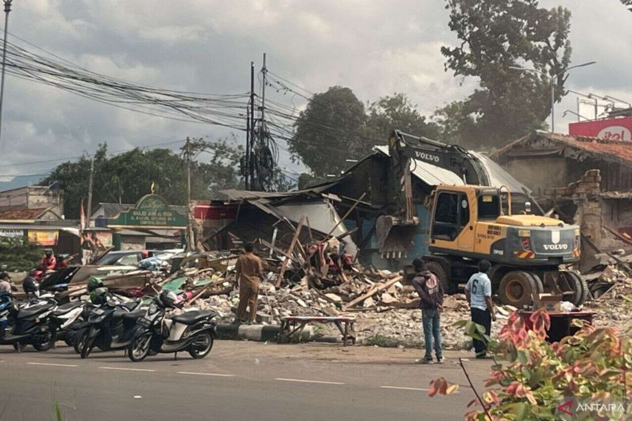 Pemkab Bogor Bongkar 10 Bangunan Demi Memperindah Kawasan Cibinong Raya