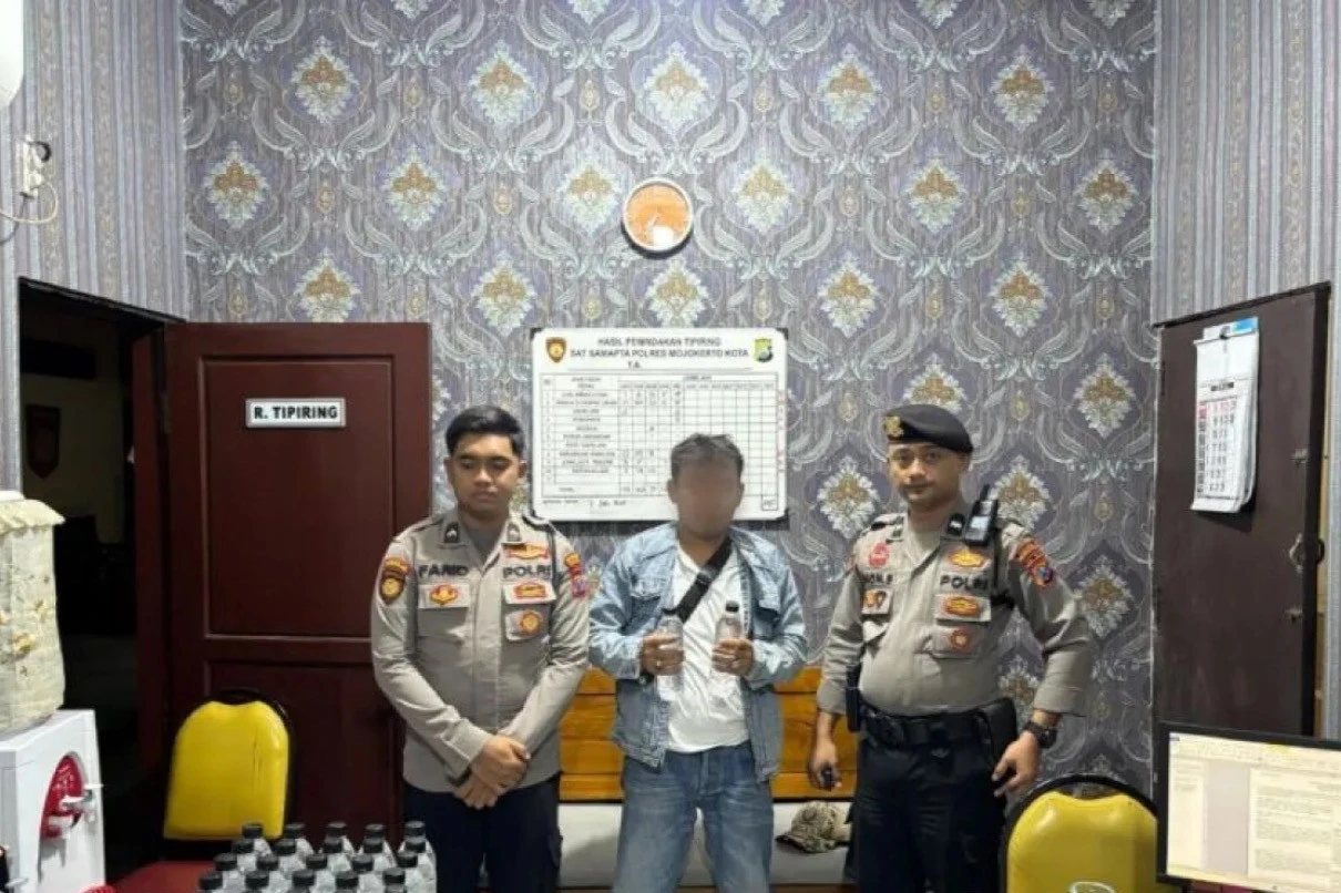 Pria Asal Surabaya Nekat Jual Miras Ilegal di Depan SPBU Mojokerto, Ujungnya Begini