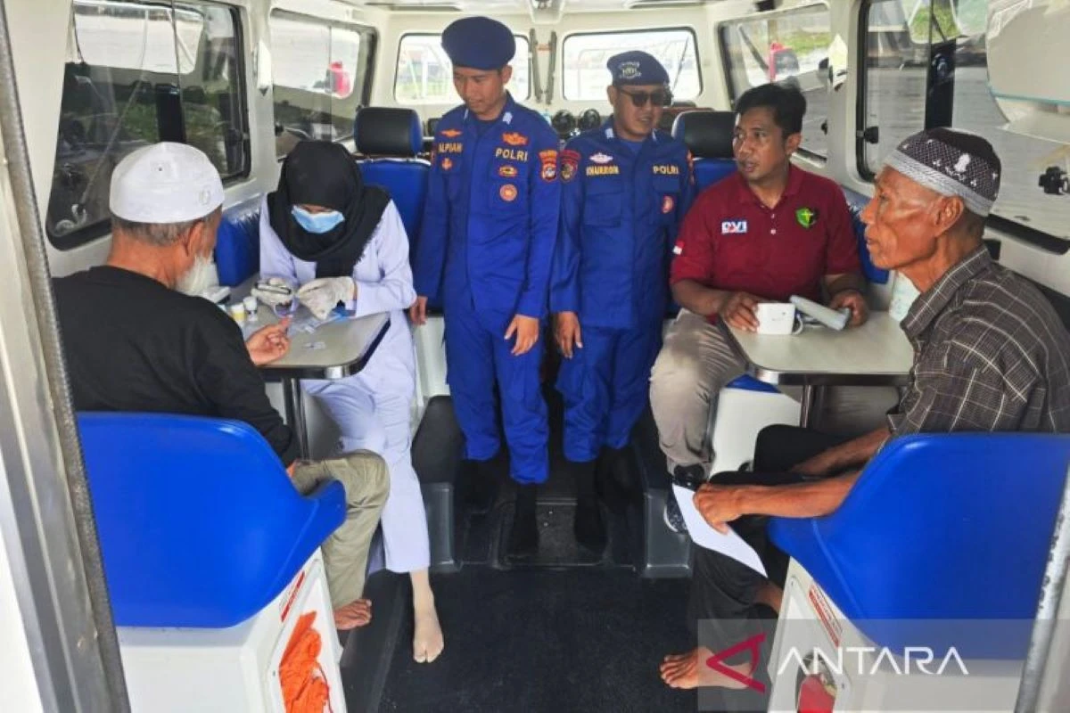 Polairud Banjarmasin Berikan Layanan Kesehatan Gratis di Sungai Martapura