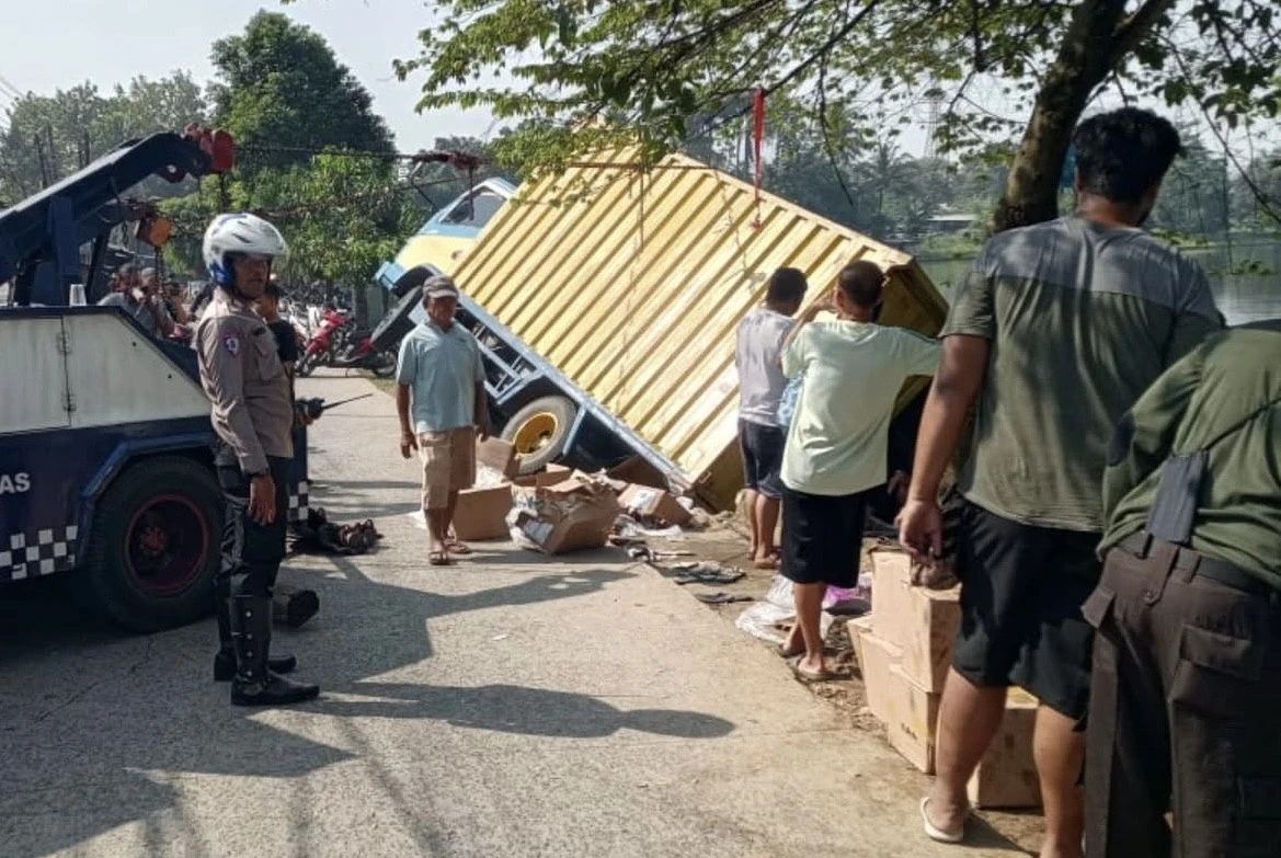 Mobil Boks Bermuatan Buku Sekolah Terpersok ke Situ Jatijajar Depok