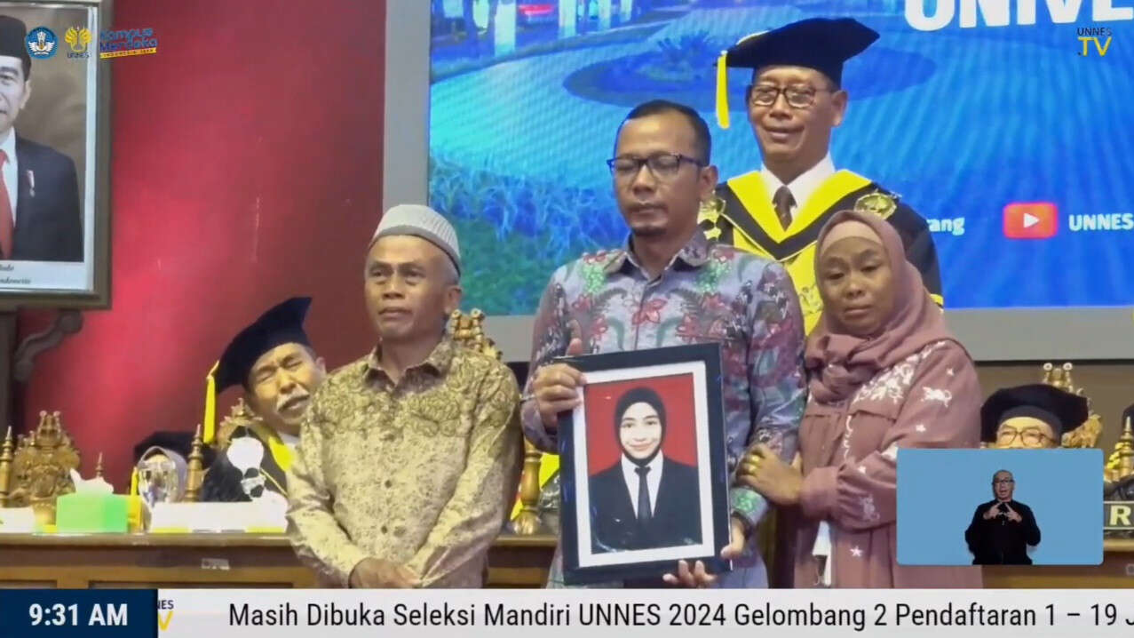 Haru, Meninggal Dunia Dua Hari Jelang Wisuda, Ijazah Mahasiswi Unnes Diwakilkan Orang Tua