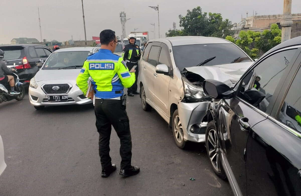 Akibat Sopir Hilang Konsentrasi, 4 Kendaraan Terlibat Tabrakan Beruntun di Flyover Kiaracondong Bandung