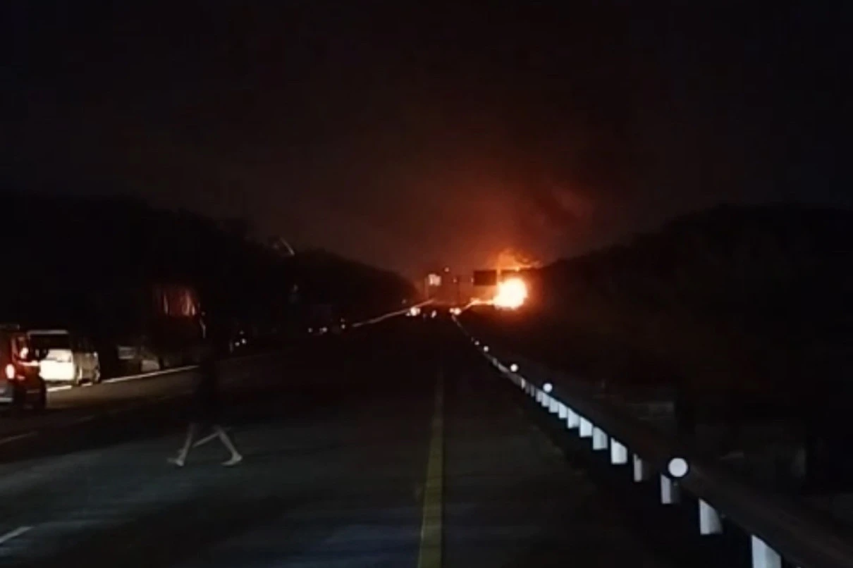 Truk TNI AD Terbakar di Tol Gempol