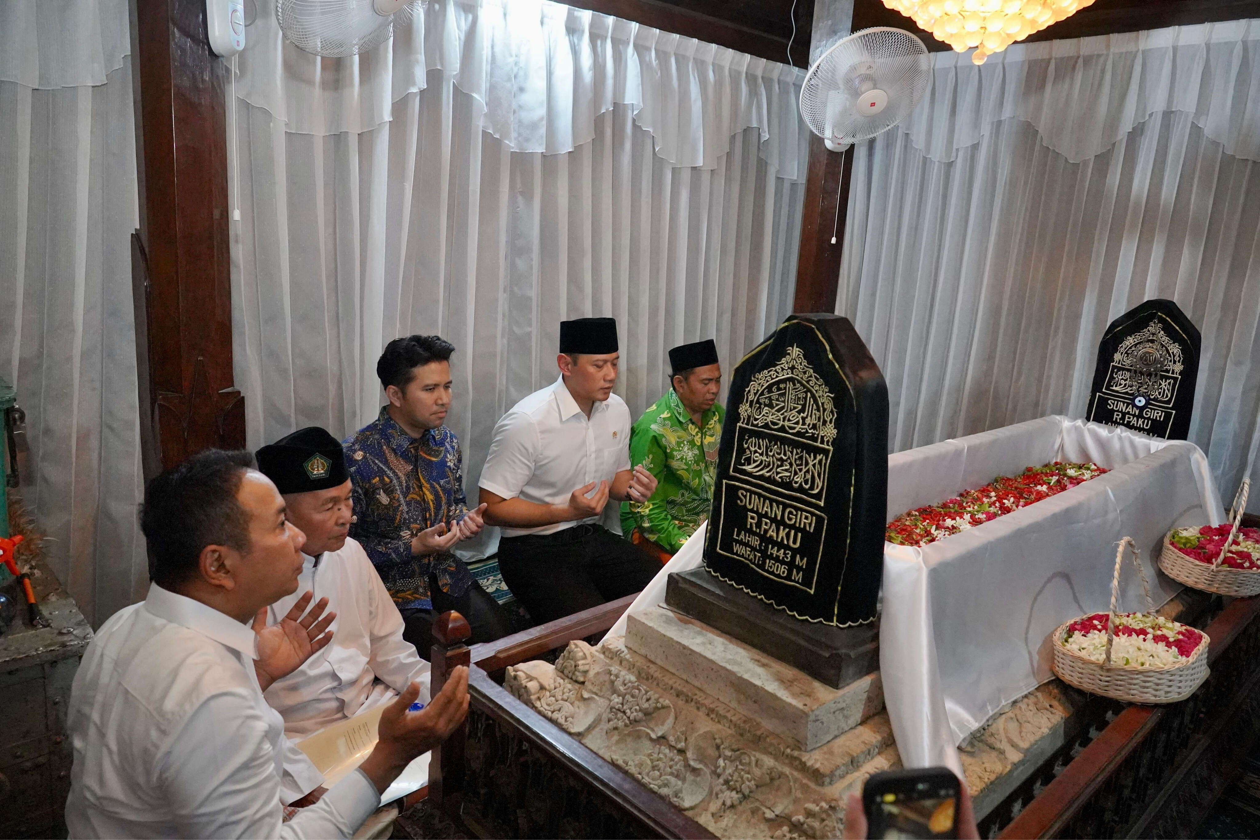 Kunjungi Makam Sunan Giri, Menteri AHY: Sertifikat Tanah Wakaf Harus Diprioritaskan