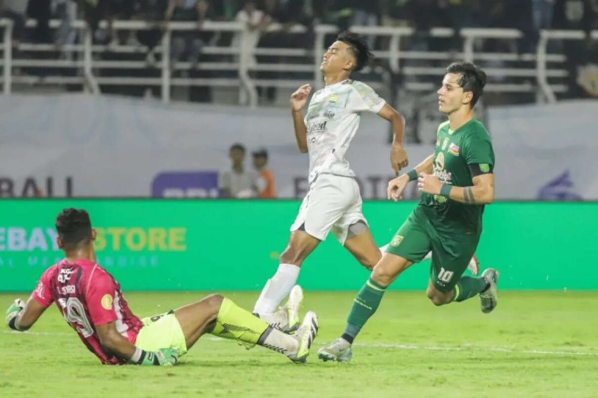 Persebaya Bantai Persib 4-1, Munster Persembahkan Kemenangan untuk Bejo Sugiantoro