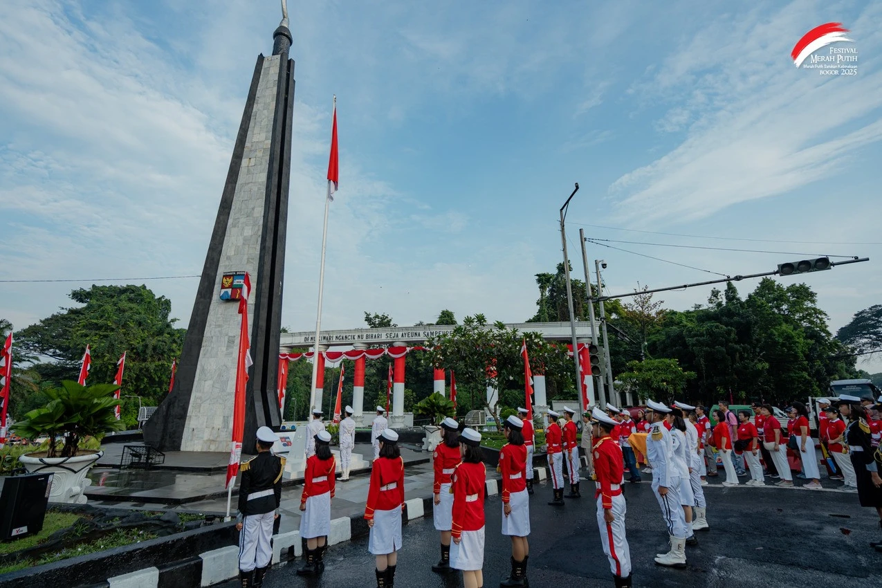 Paskibra SMA Kesatuan Bogor Kibarkan Merah Putih di Tugu Kujang
