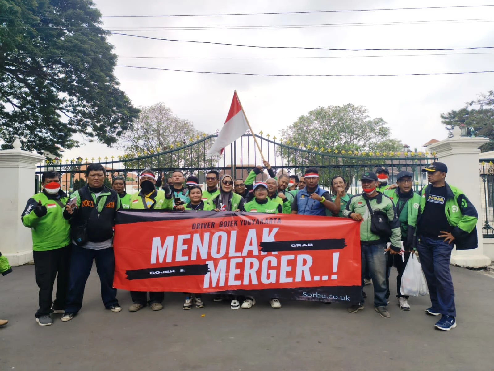 Driver Gojek Jogja Tolak Merger dengan Grab