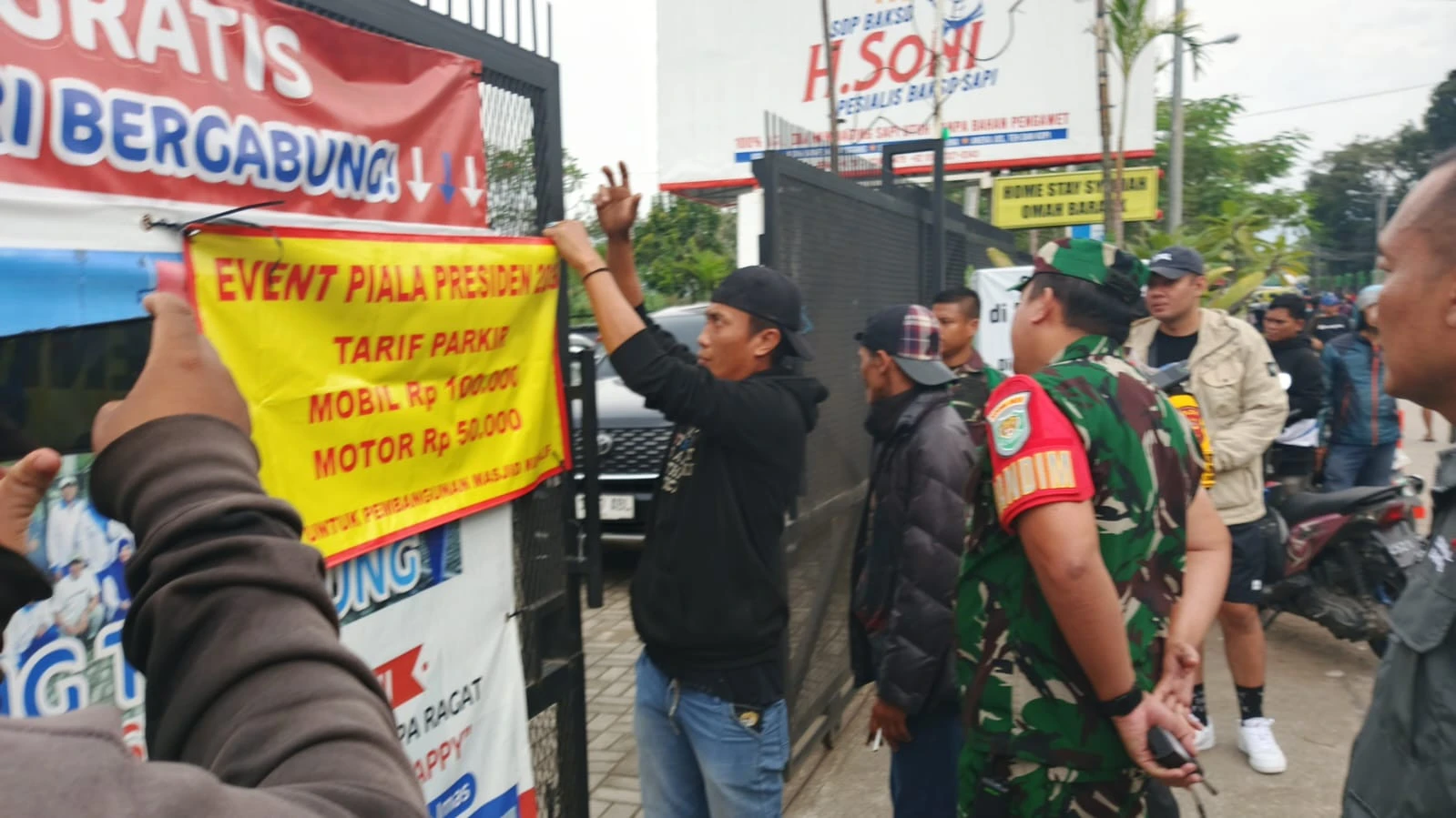 Polisi Tertibkan Jukir Pungli pada Laga Persib vs Port FC di Stadion Si Jalak Harupat Bandung