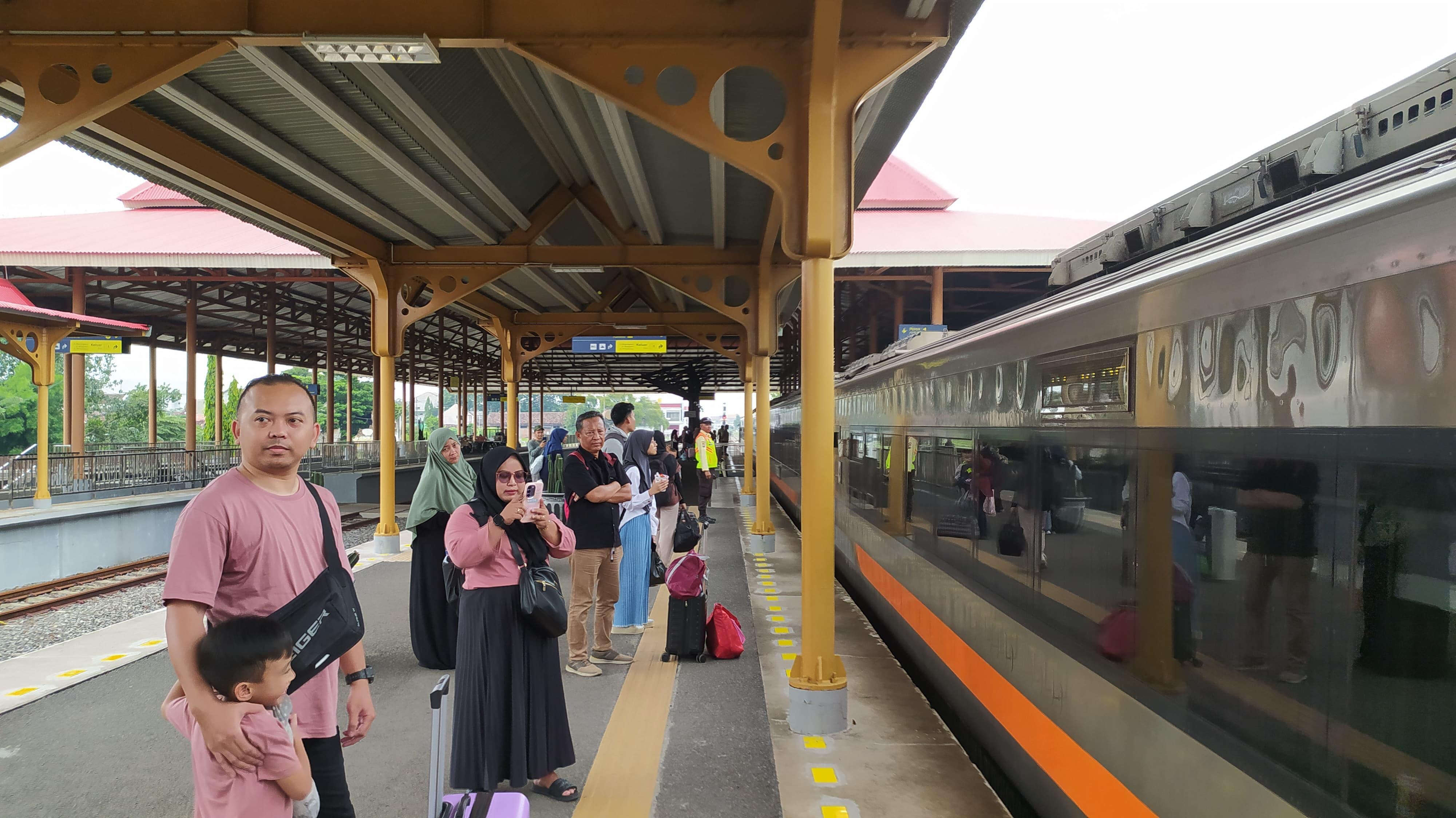 Libur Nataru, 345.861 Pelanggan Berangkat dari Stasiun KAI Daop 8 Surabaya