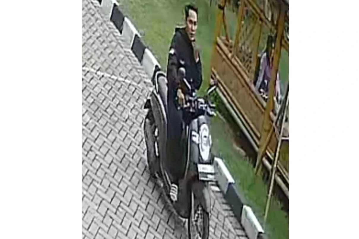 Motor Dikunci Ganda Tetap Raib Digondol Maling di Surabaya, Pelaku Terekam CCTV