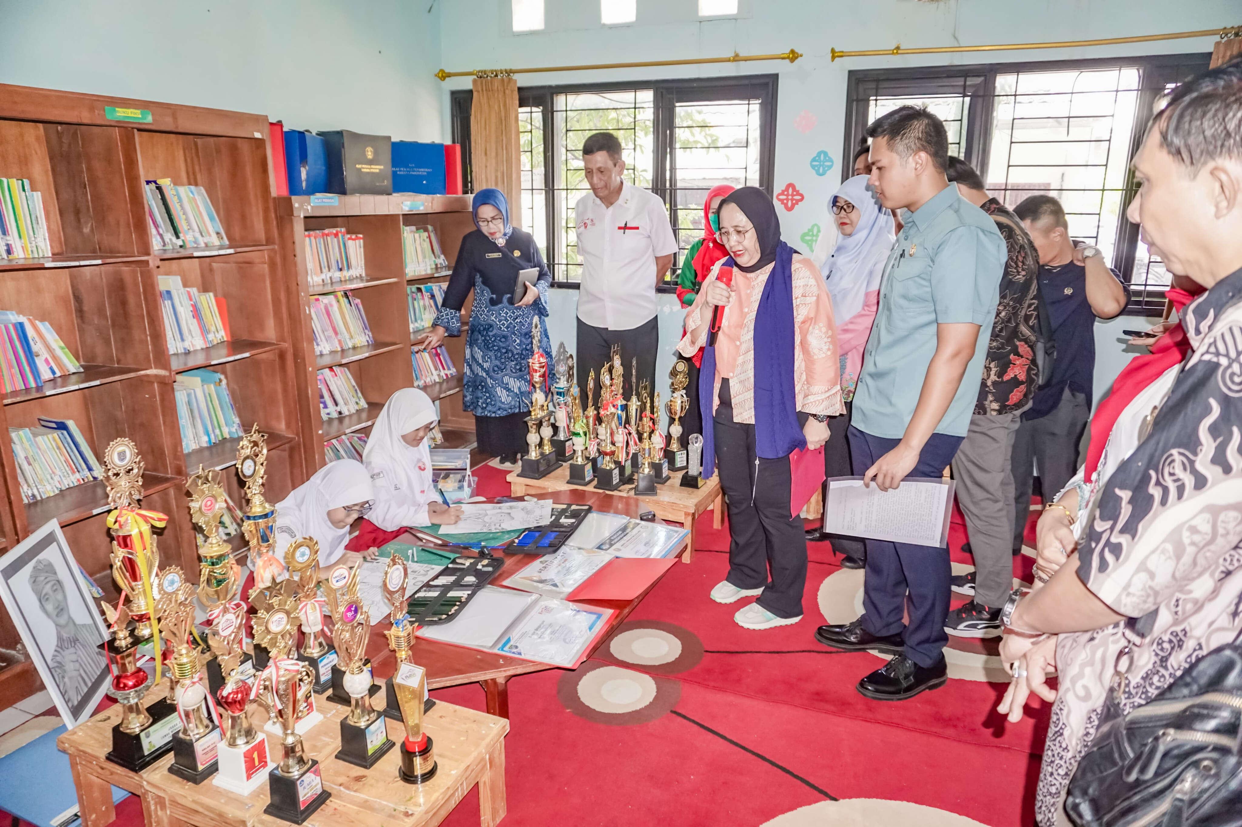 2 Siswa SDN Sukatani 4 Tapos Depok Dapat Beasiswa Sampai Perguruan Tinggi dari Presiden Prabowo