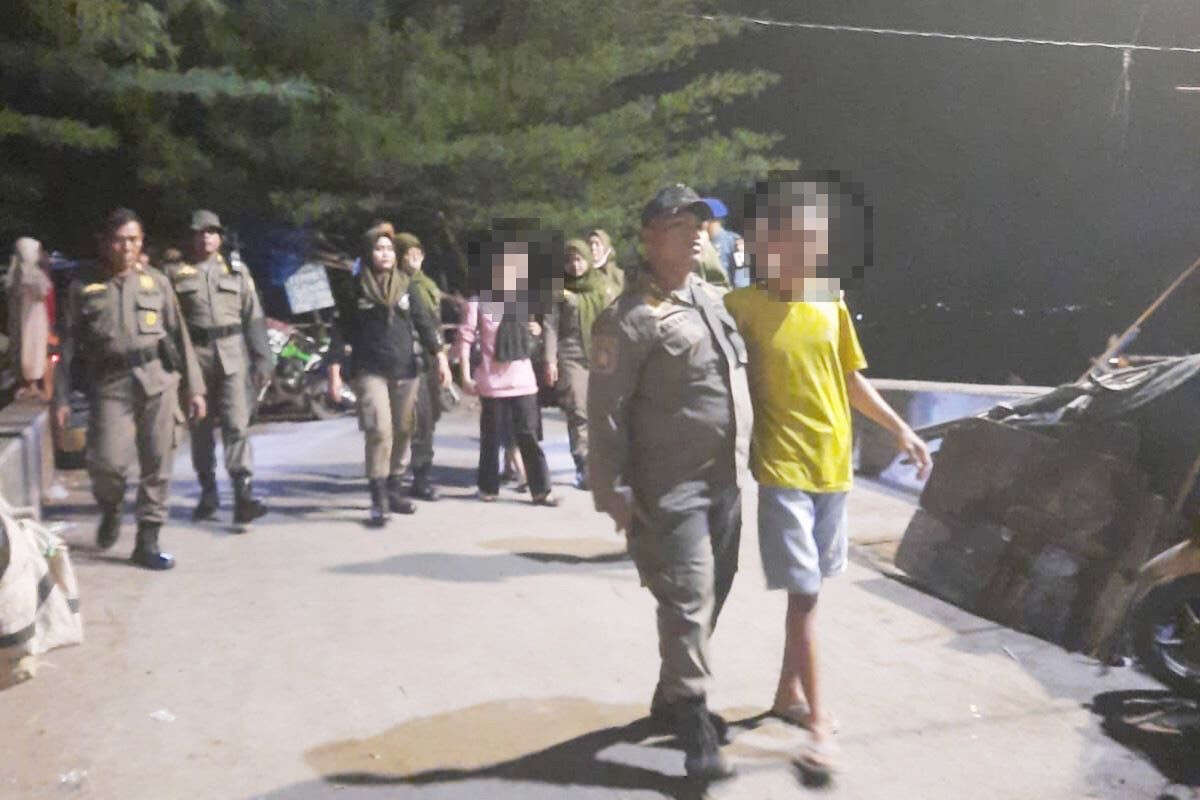 11 Remaja Ditangkap Satpol PP Saat Pesta Miras di Bawah Jembatan Suramadu