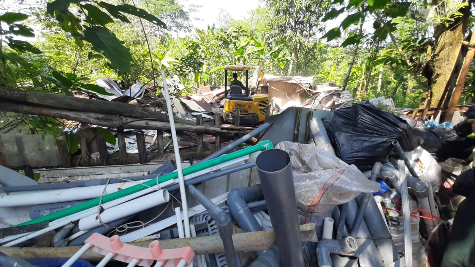 Satpol PP Bongkar Rumah Pengepul Rongsok di Lahan Pemkot Semarang
