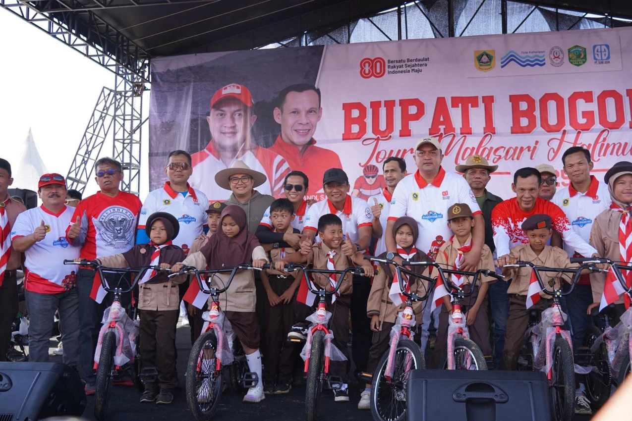 Bupati Bogor Serahkan 442 Sepeda untuk Anak-Anak Desa Malasari