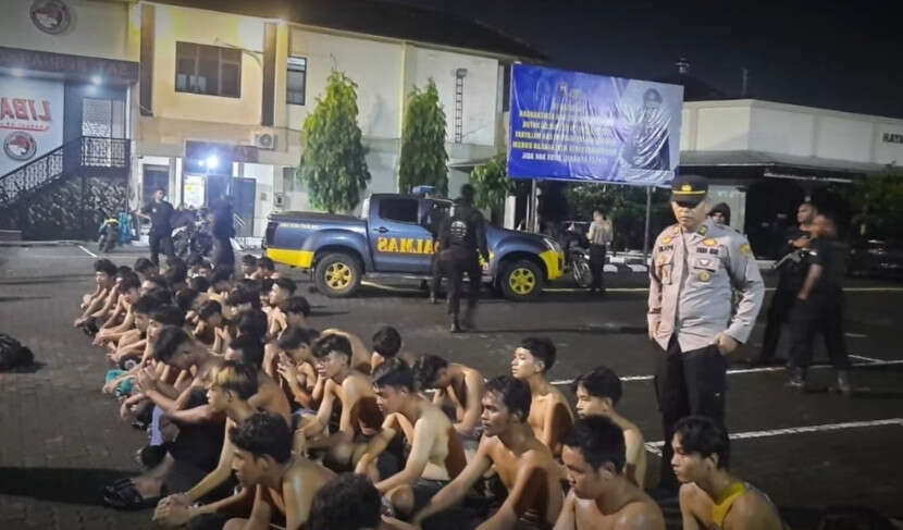 Pesta Miras di Belakang Balai Kota Semarang, 64 Orang Diamankan, Ada Lem Aibon & Sajam