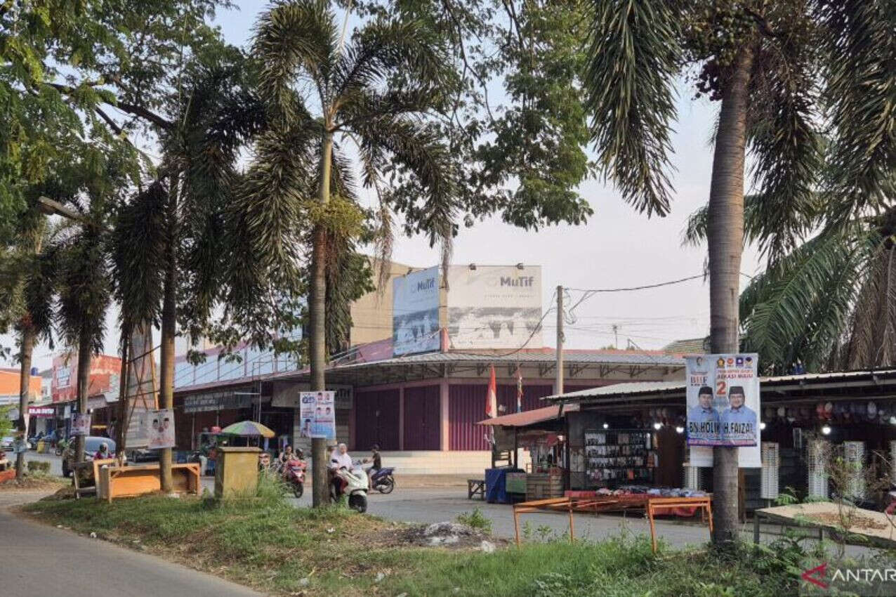 Walah! Alat Peraga Kampanye Calon Bupati Bekasi Merusak Lingkungan