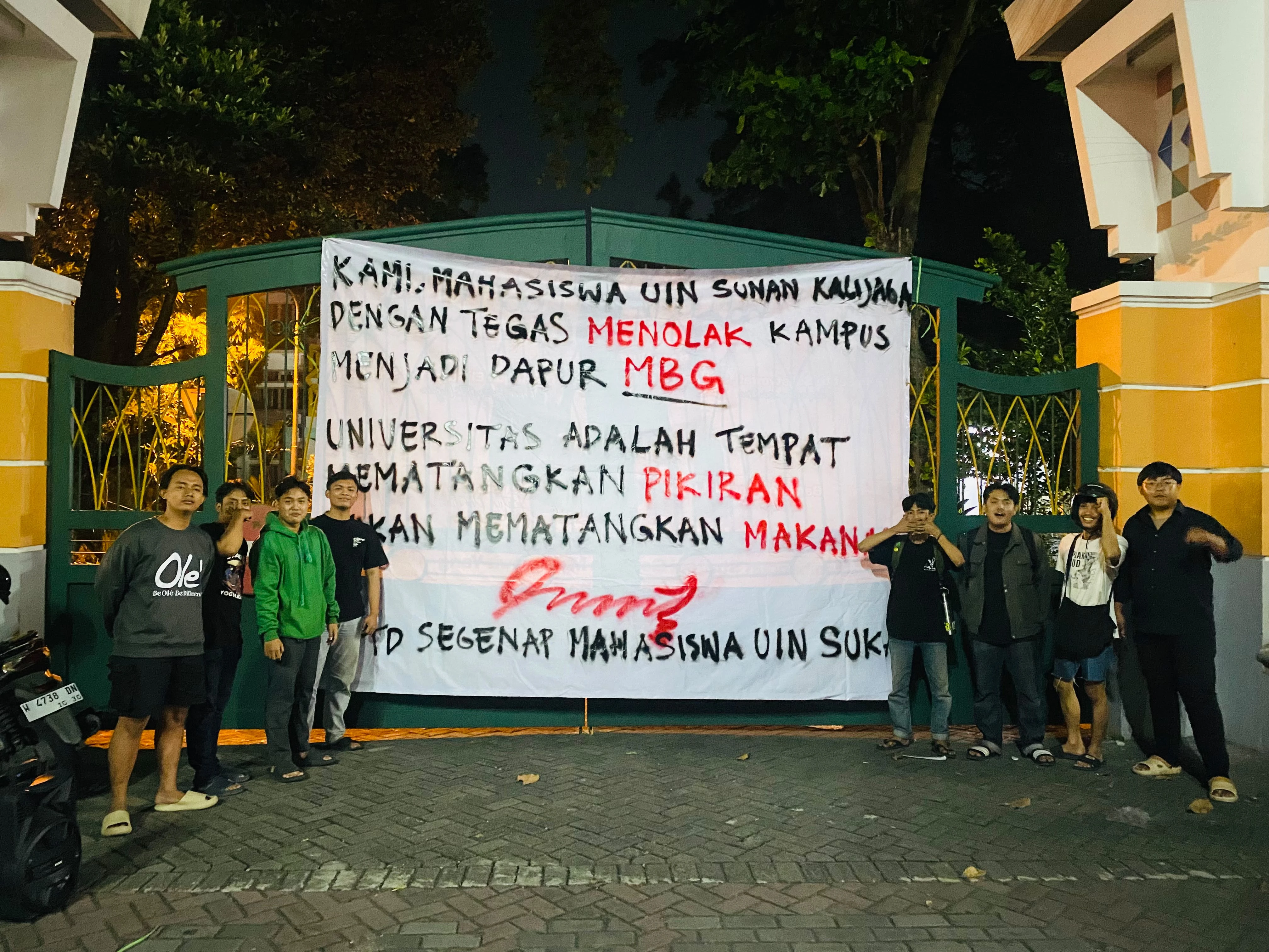 Tolak Kampus Jadi Dapur MBG, Mahasiswa UIN Bentangkan Spanduk Protes