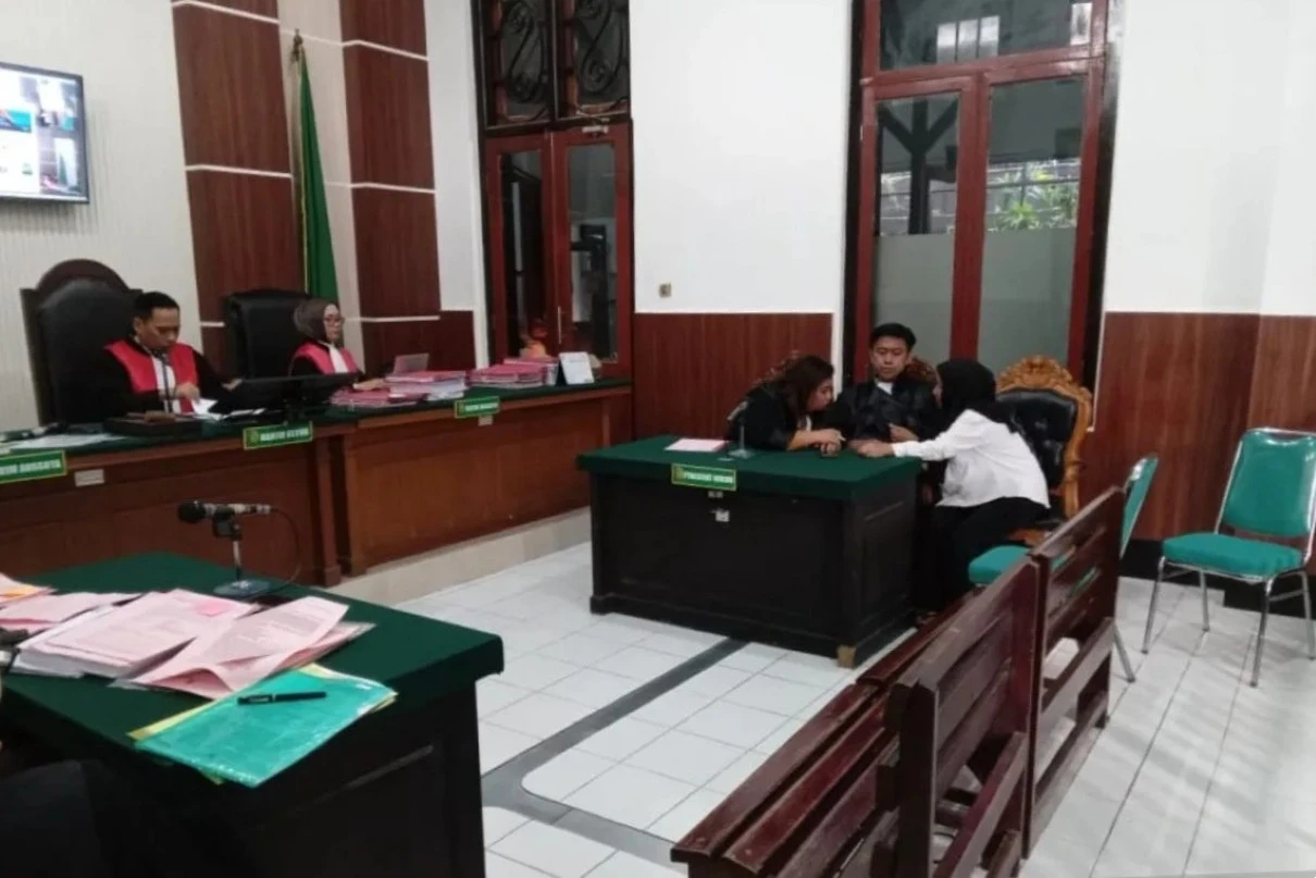 Gelapkan Emas Hampir Rp1 Miliar, Kepala Toko di Surabaya Divonis 2 Tahun 8 Bulan