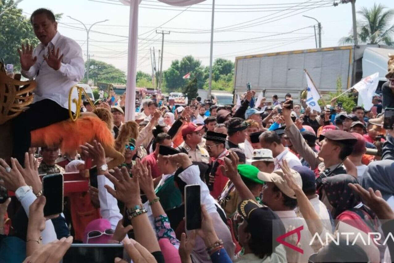 Pertunjukan Sisingaan Warnai Pendaftaran Aep Syaepuloh-Maslani di KPU Karawang