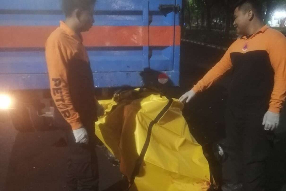 Tabrak Truk Dishub di Ahmad Yani, Pemotor Asal Kalimas Surabaya Tewas Terjepit