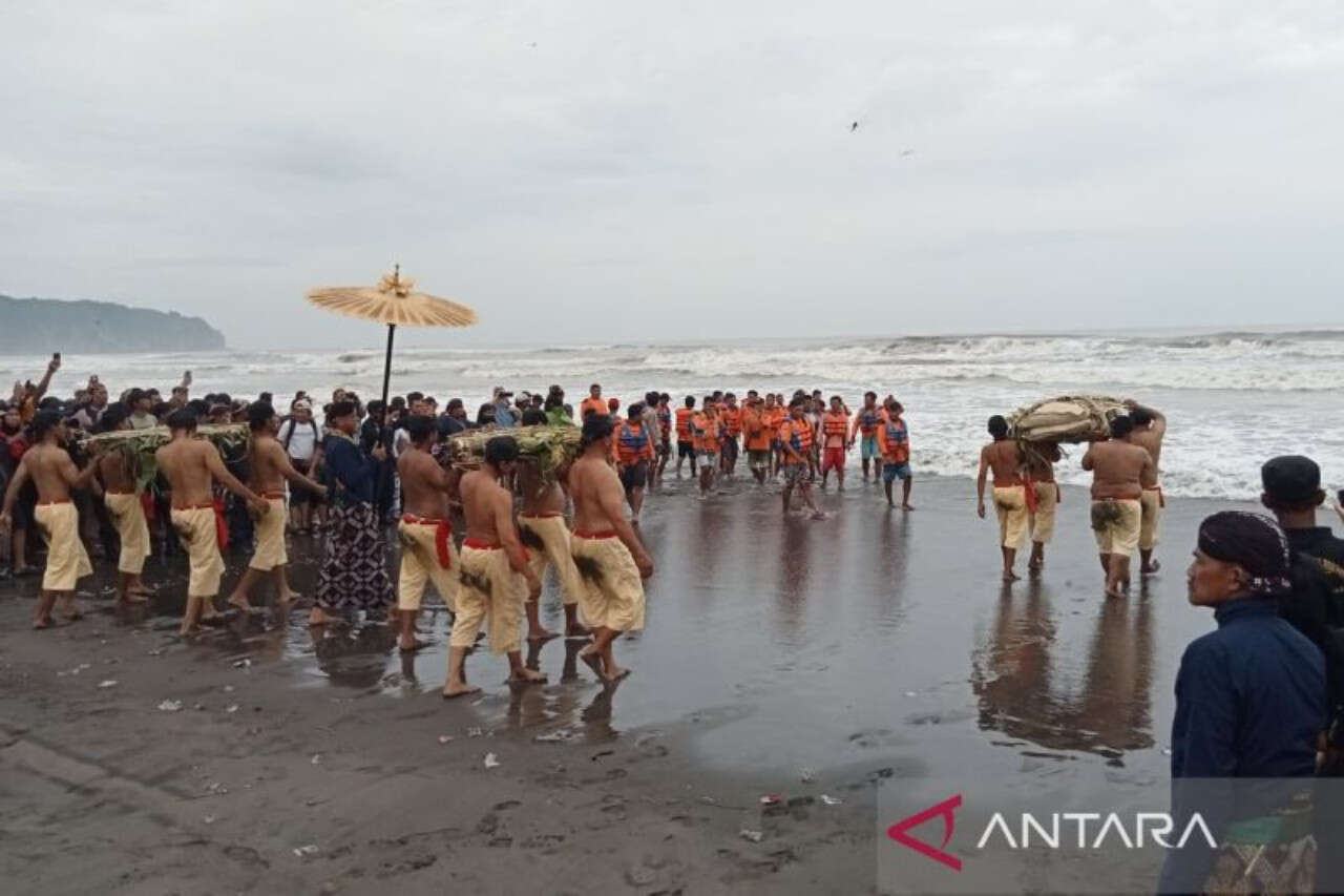 Keraton Jogja Menggelar Labuhan di Pantai Selatan