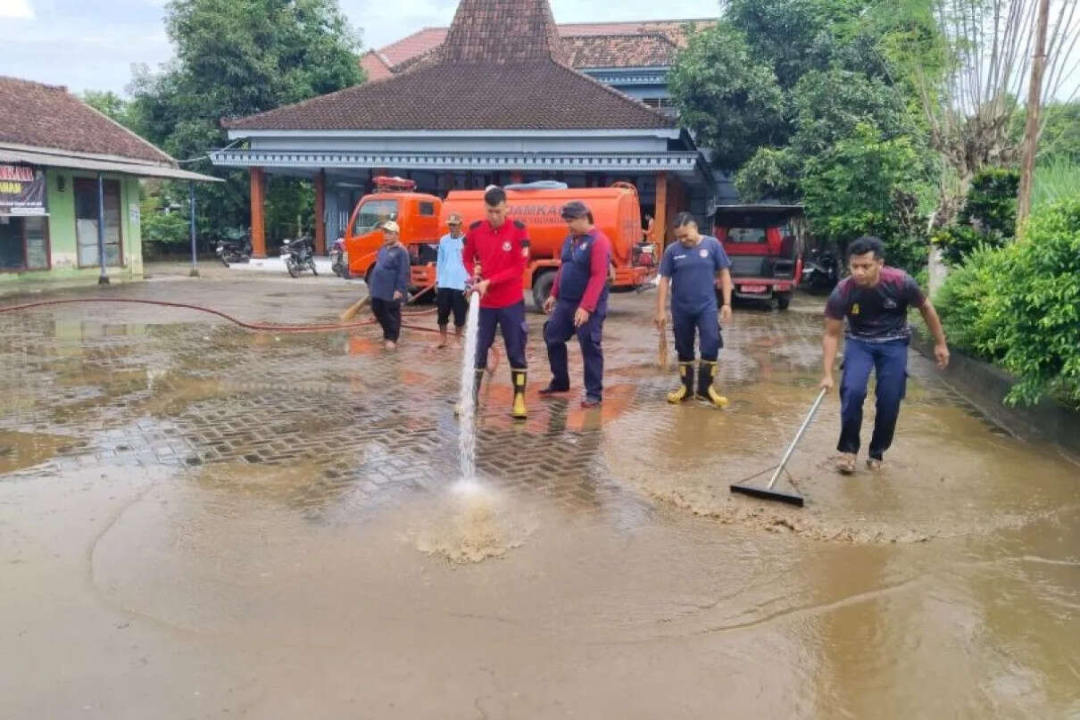 Sejumlah Jalan di Tulungagung Tergenang Banjir Setinggi Betis Orang Dewasa