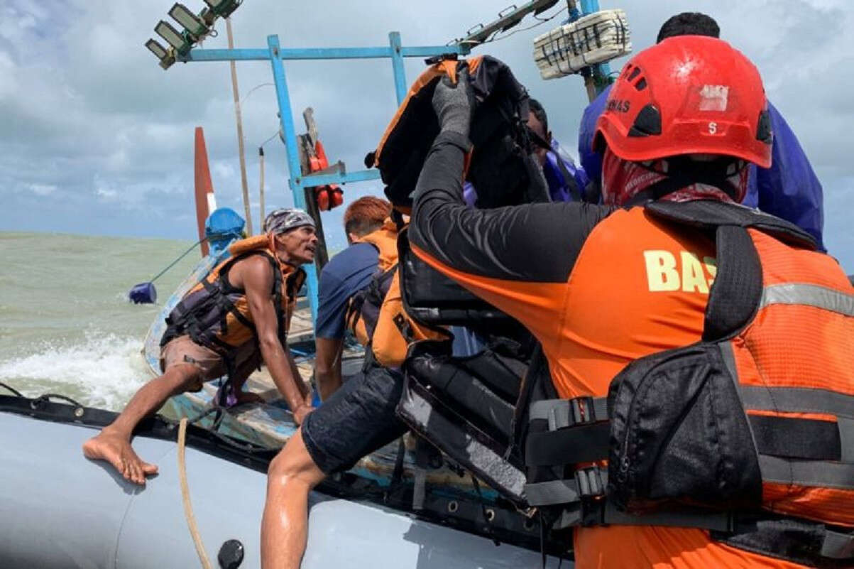 Tiga Nelayan Tegal Diselamatkan di Perairan Jepara setelah Mesin Kapal Rusak