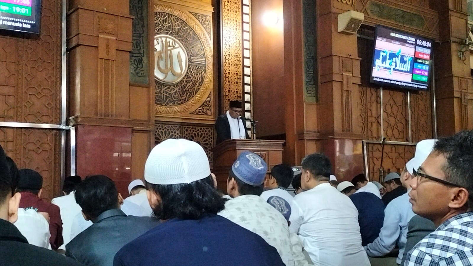 Mohammad Idris Doakan Palestina di Sela-sela Salat Iduladha di Masjid Balai Kota Depok