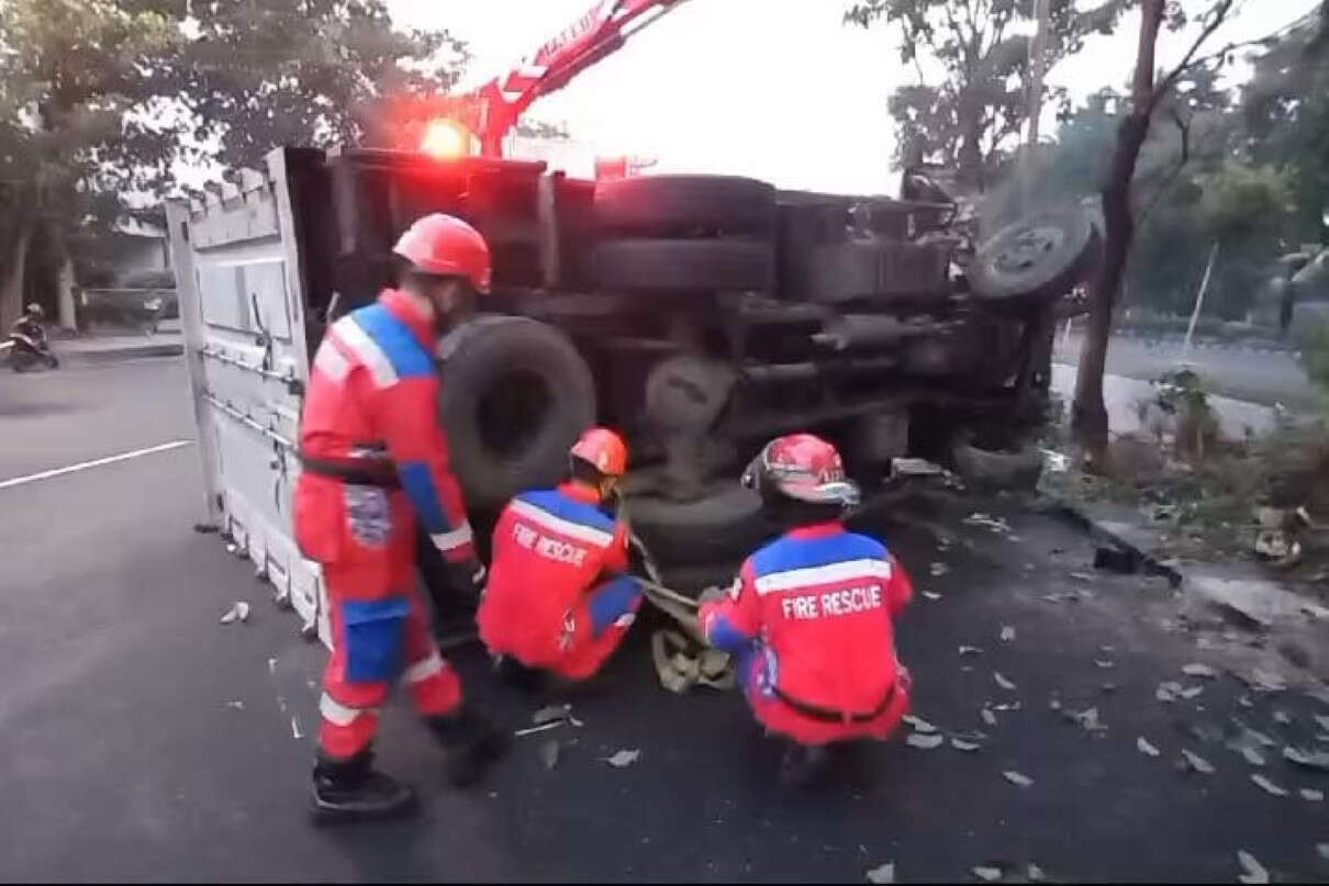 Truk Terguling di Jalan Ahmad Yani Surabaya Saat Hindari Pemotor, Pengemudi Luka-Luka