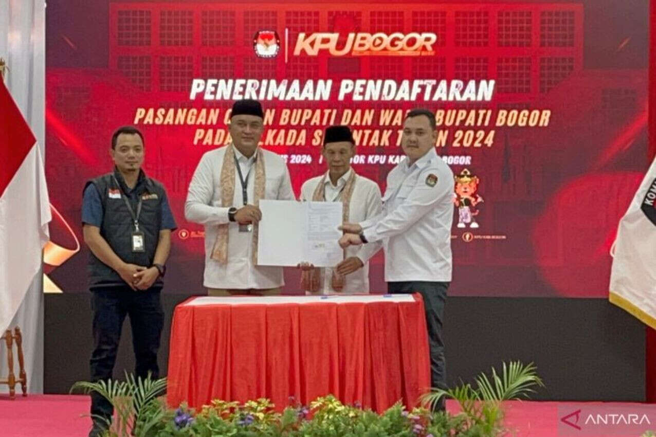 Pawai Ribuan Pendukung dan Simpatisan Warnai Kedatangan Rudy Susmanto-Jaro Ade ke KPU Bogor