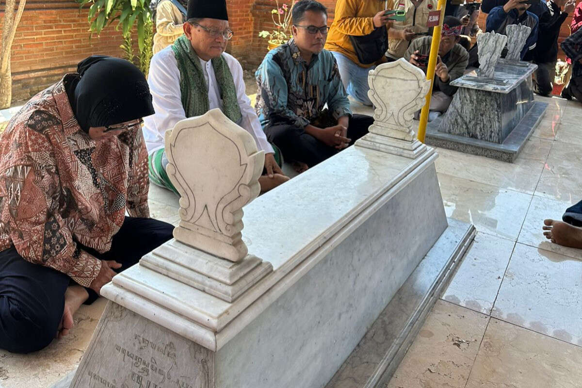 Sebelum Daftar ke KPU Jatim, Risma Ziara ke Makam Gubernur Soerjo hingga Bung Tomo