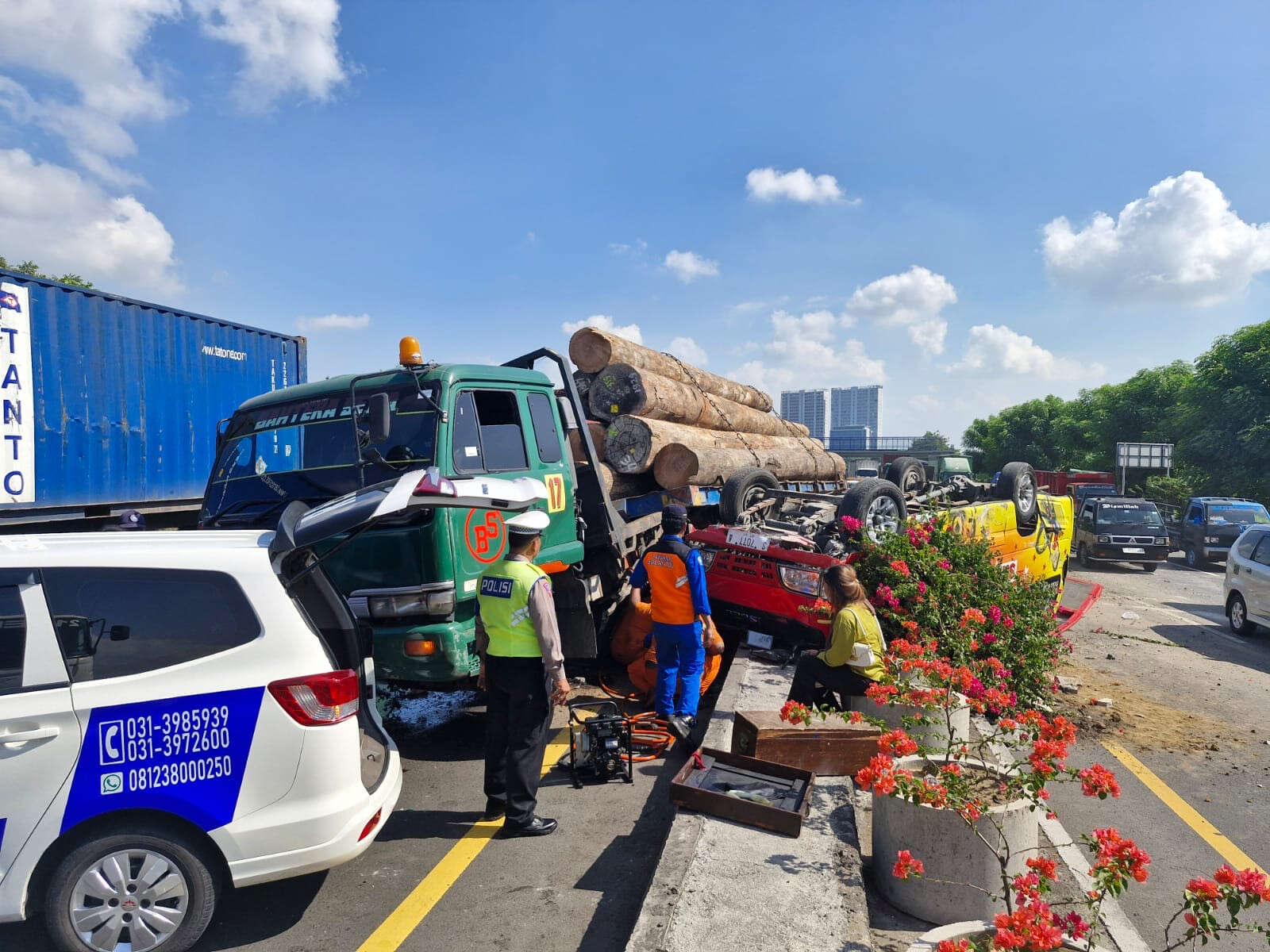 Mobil Elf Tabrak Truk Muatan Kayu di Tol Kebomas Gresik, 2 Orang Tewas